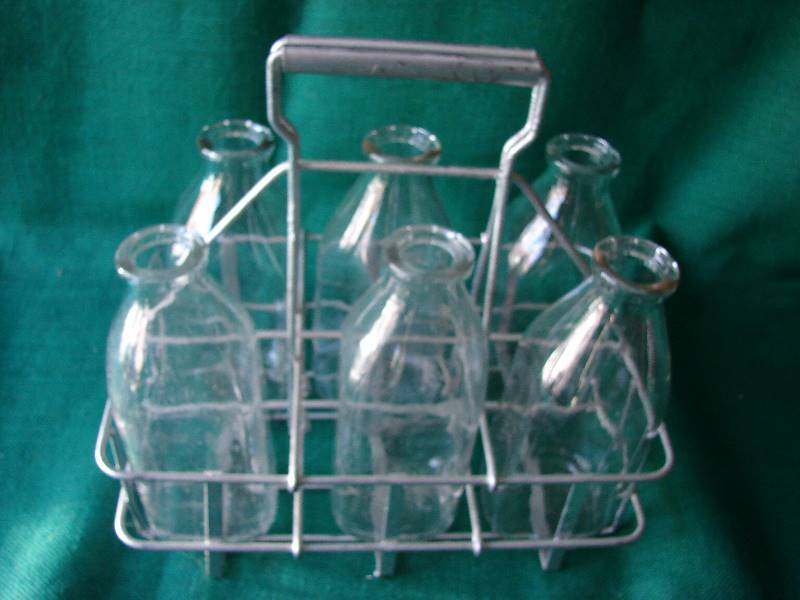 lot 160 image: VINTAGE 6 MILK BOTTLES AND CARRING CASE