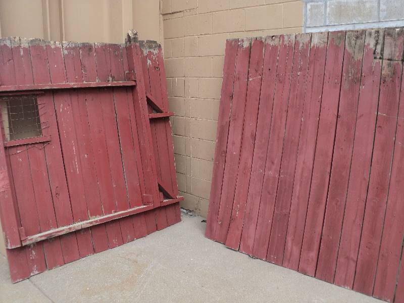 2 fence pannels, great for repurpos...