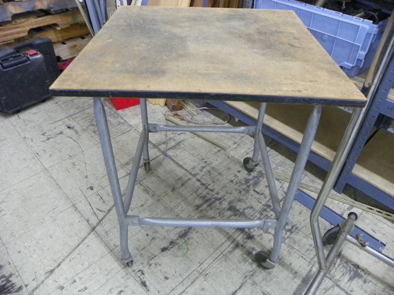lot 276 image: Small work table on wheels and garment rack