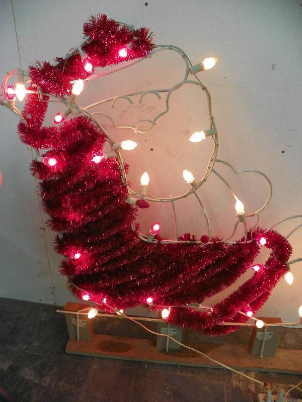 lot 421 image: LIGHTED CHRISTMAS DISPLAY