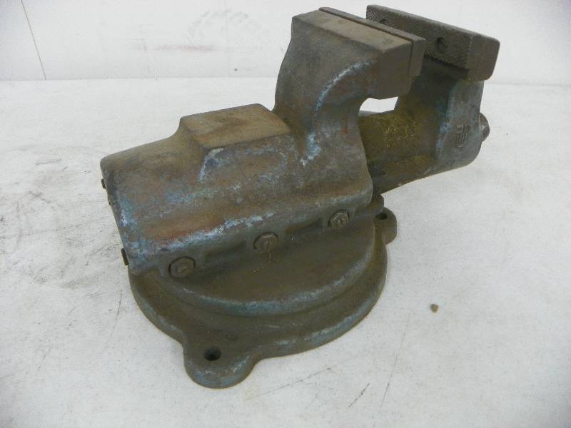 lot 422 image: BENCH VISE