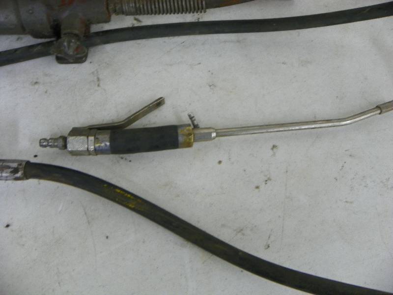 lot 432 image: Grease guns