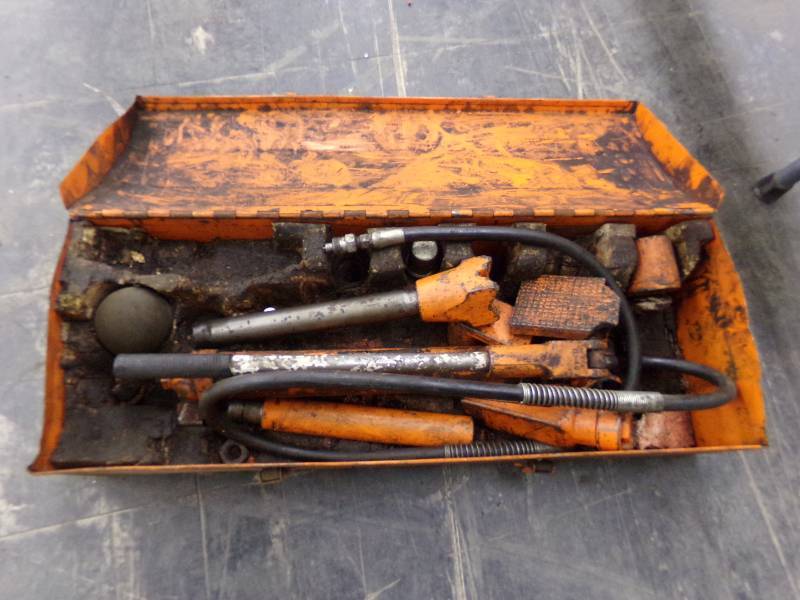 lot 440 image: Metal toolbox with contents