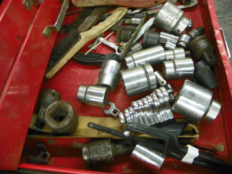 lot 462 image: Sockets and wrench heads and wire brushes