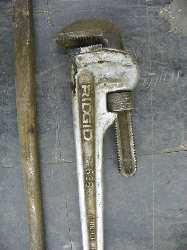 lot 466 image: Rigid pipe wrench and breaker bar
