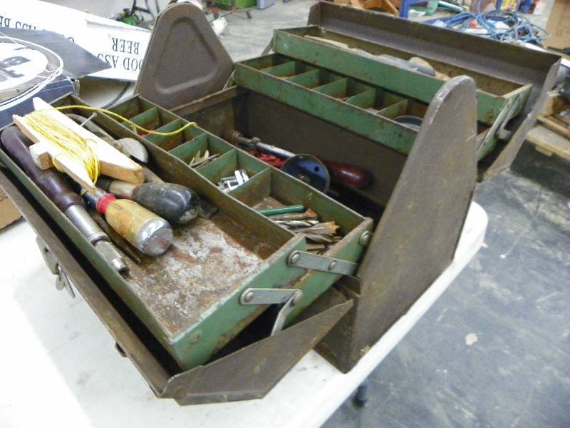 lot 475 image: Metal tool box with contents