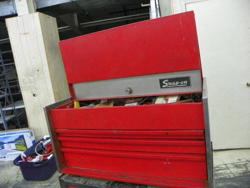 lot 487 image: Snap On metal tool box with contents