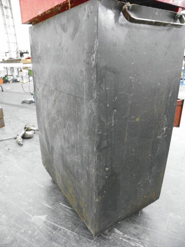 lot 488 image: Rem Lime Tool chest bottom on casters, includes contents