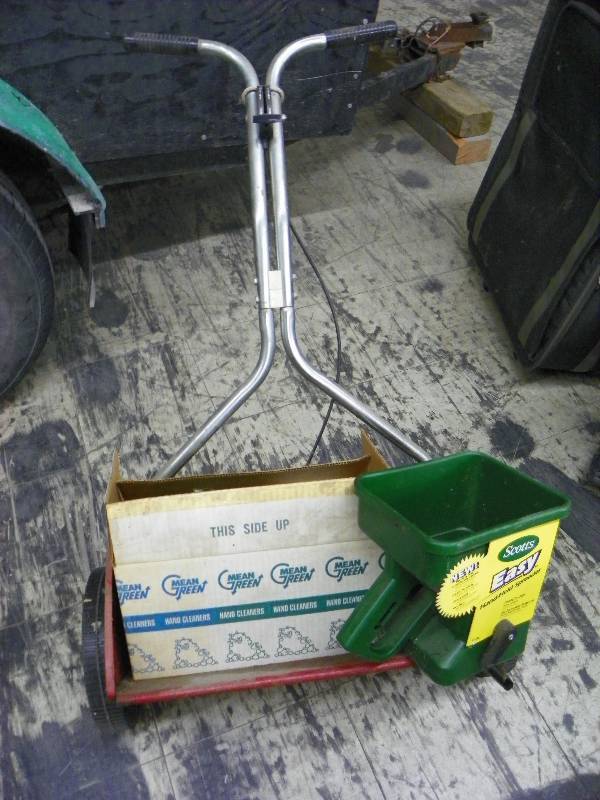 lot 524 image: Seed Spreaders