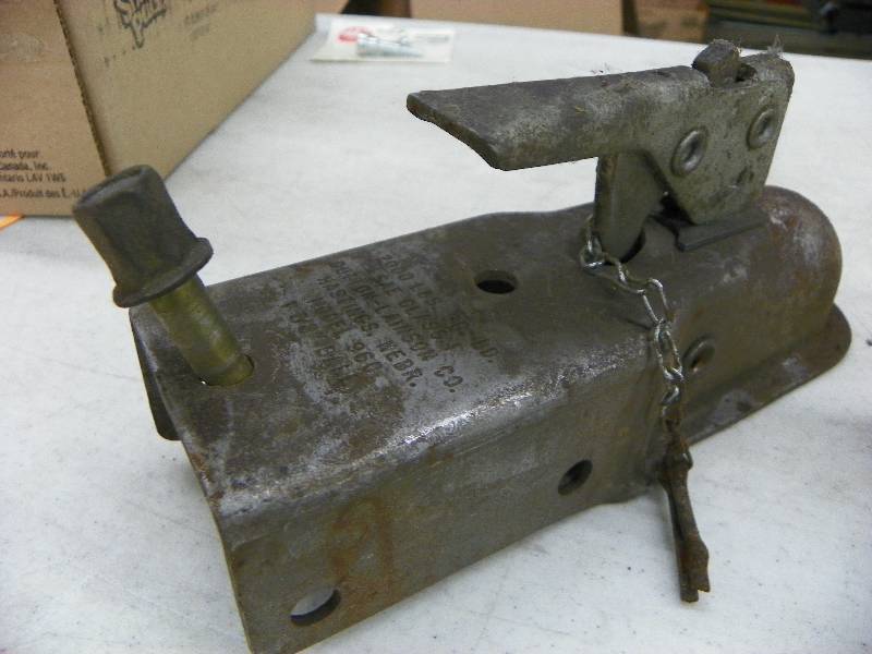 lot 527 image: Hitches and balls