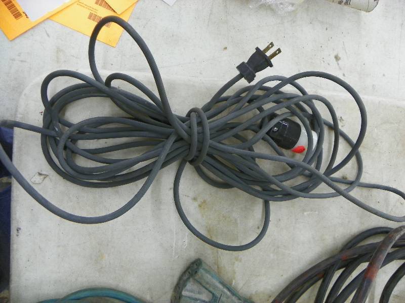 lot 537 image: Extension cords
