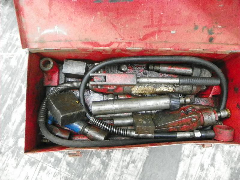 lot 544 image: Portable Power Jump and Ram set