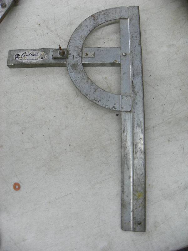 lot 546 image: Large clamp, square and come a-long
