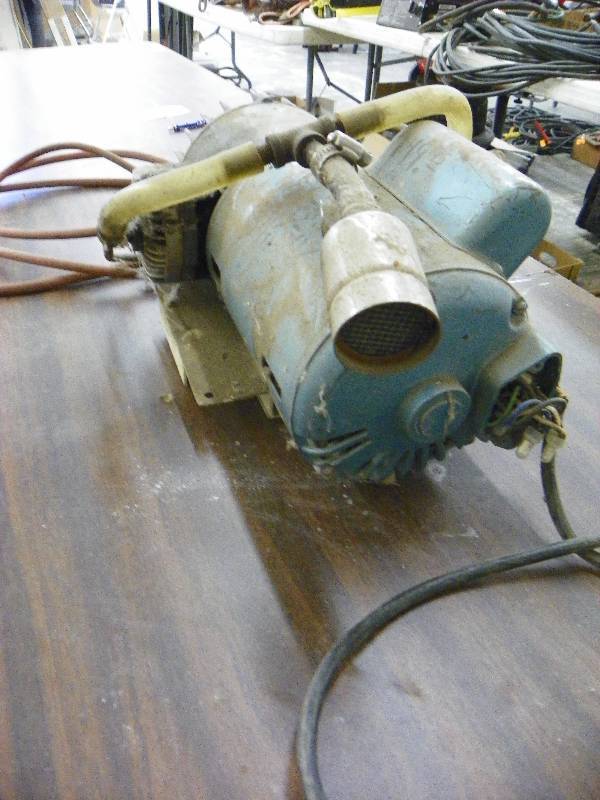 lot 556 image: Air compressor parts