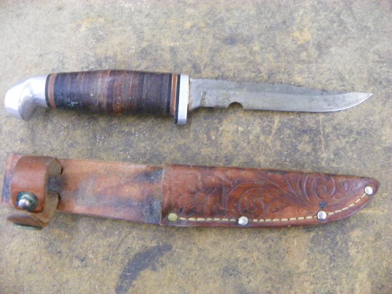 lot 559 image: Hunting Knives