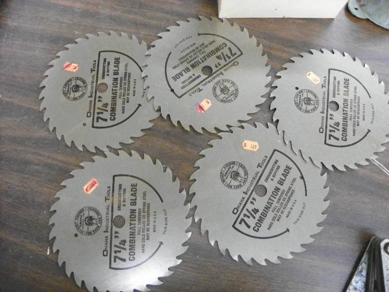 lot 572 image: Saw blades and drill bits