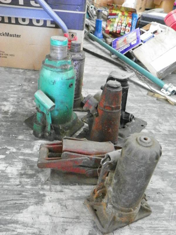 lot 580 image: Several Bottle Jacks