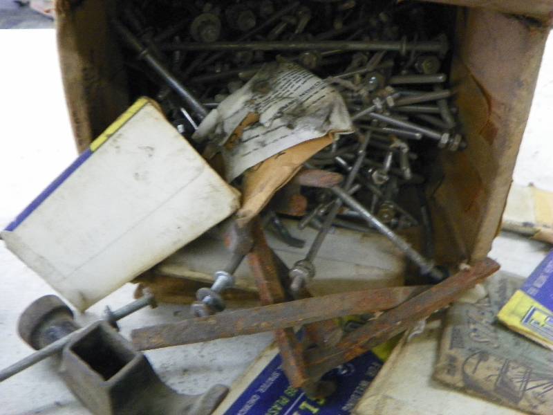 lot 581 image: Misc garage items