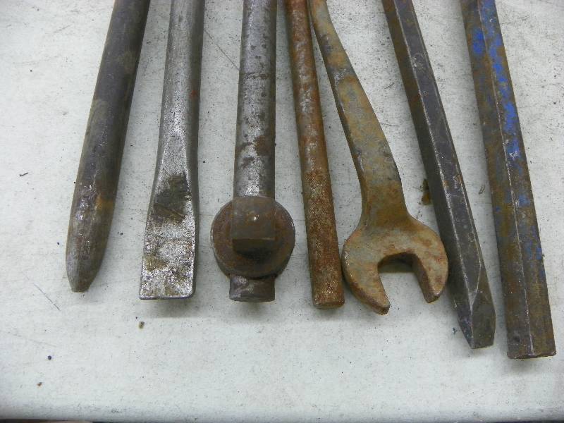 lot 589 image: Pry Bars and wrench