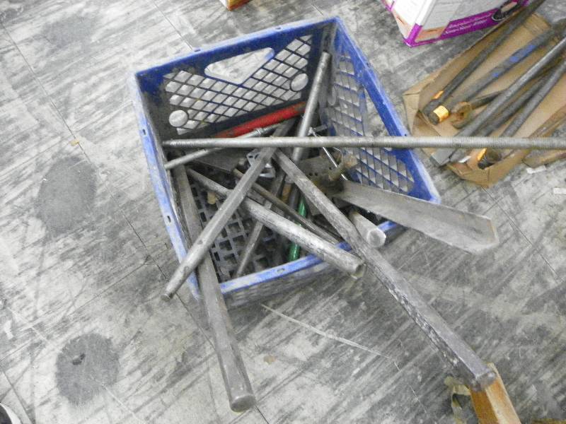 lot 599 image: Crate with rope, pry bars