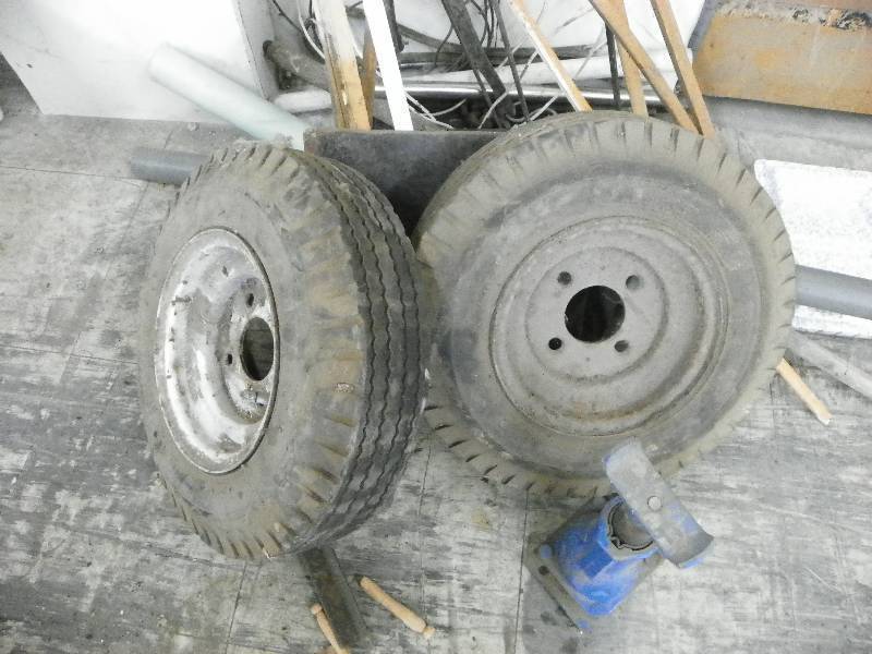 lot 600 image: Wheels, jack stand, crutches