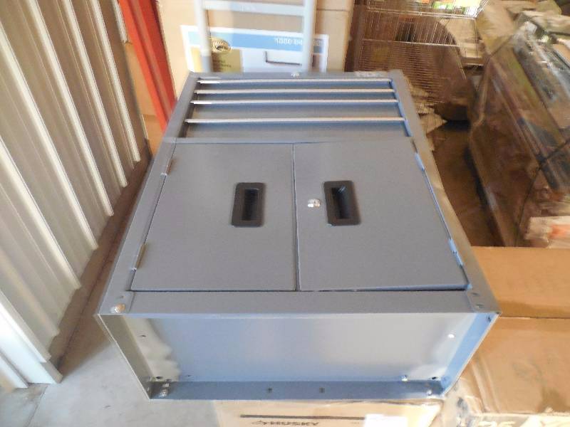 lot 49 image: HDX 24 in. 10-Drawer Tool Chest and Rolling Tool Cabinet Set