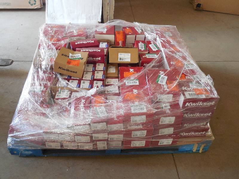 lot 4 image: PALLET LOT OF NEW DOOR HANDLES