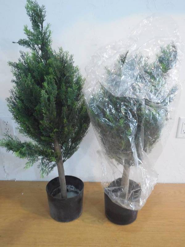 lot 33 image: (5) 34 ARTIFICIAL TREE LOT