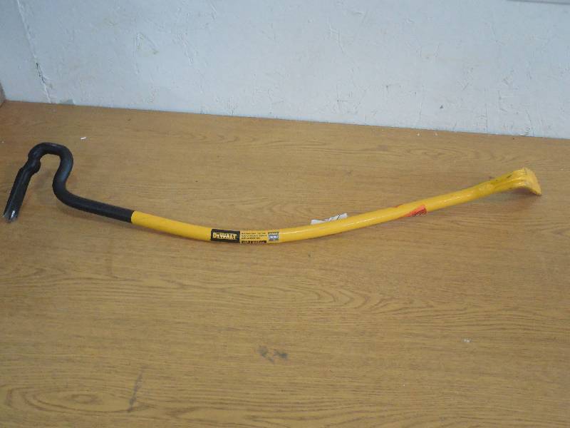 lot 46 image: DEWALT HEAVY DUTY PRY BAR