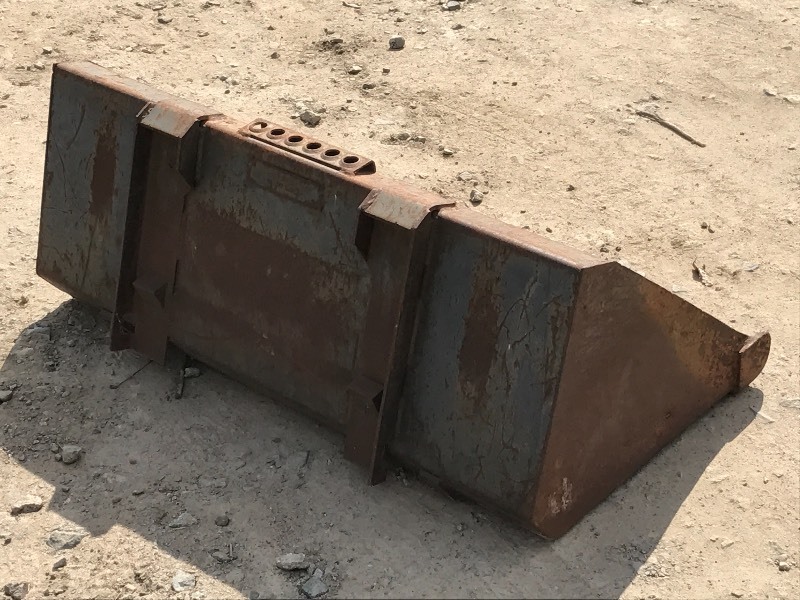 lot 6 image: 4ft Equipment Bucket
