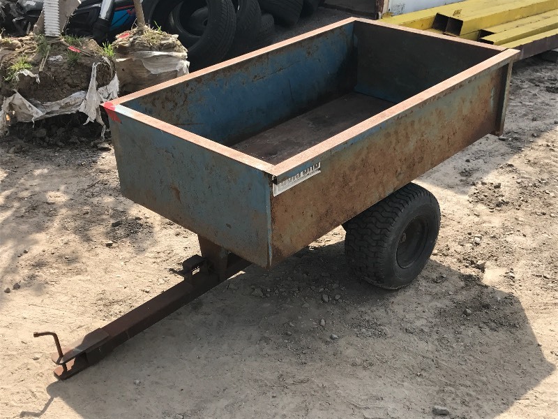 lot 8 image: Rockford Dumping Lawn Tractor Trailer