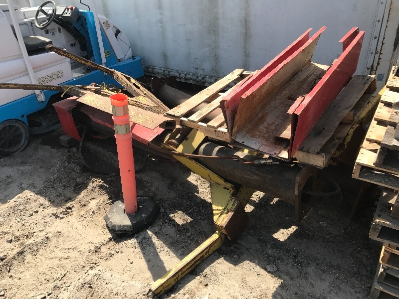 lot 21 image: ElectricHydraulic Vehicle Hoist