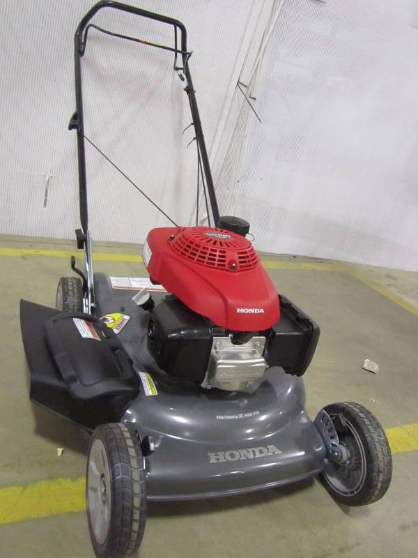 lot 5 image: Honda 21 single speed propelled gas lawn mower