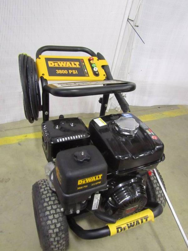 lot 7 image: Dewalt honda Gx270 3800 psi 3.5 gpm gas pressure washer