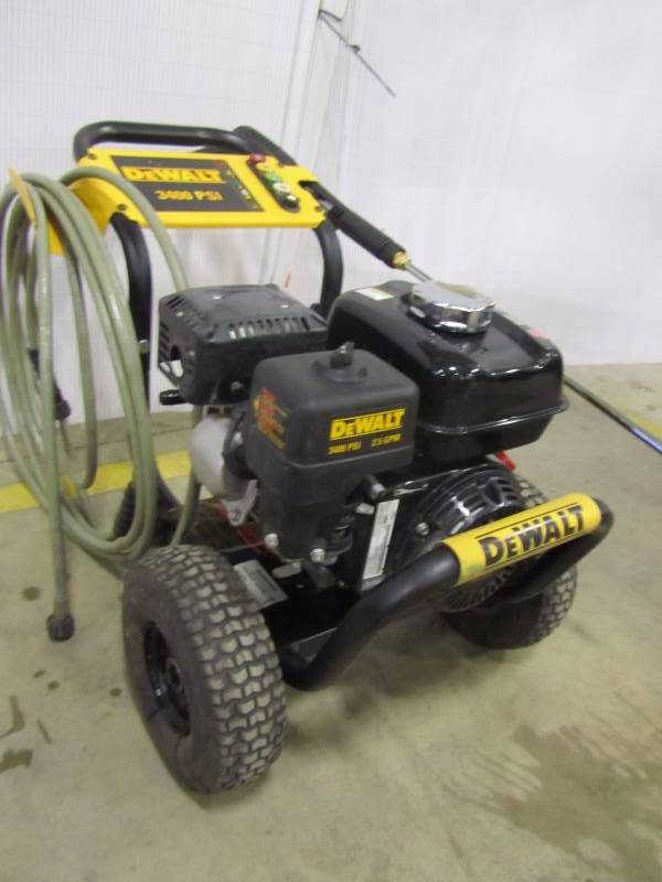 lot 8 image: Dewalt GX200 3400 psi 2.5 gallon gas pressure washer