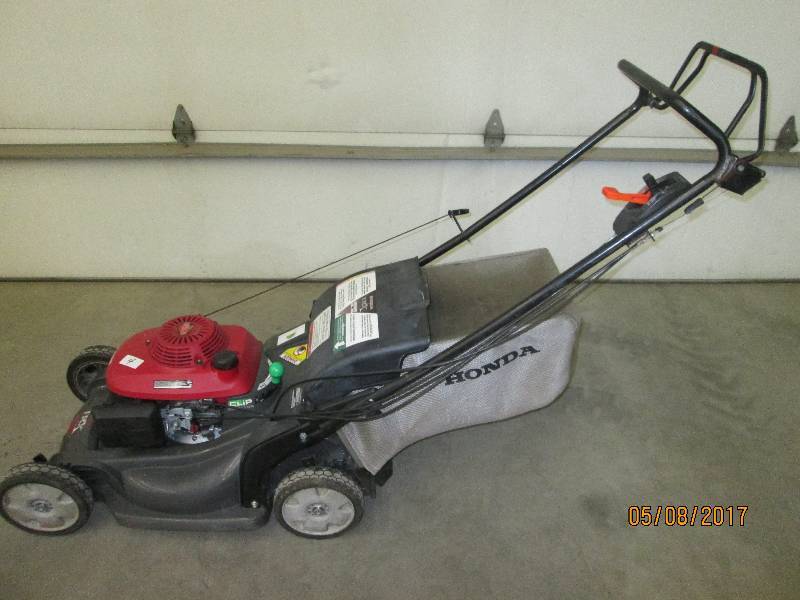 lot 4 image: Honda HRX217 Lawn Mower