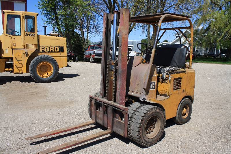 lot 3 image: Caterpillar 40B  4,000lb LP Fork Lift