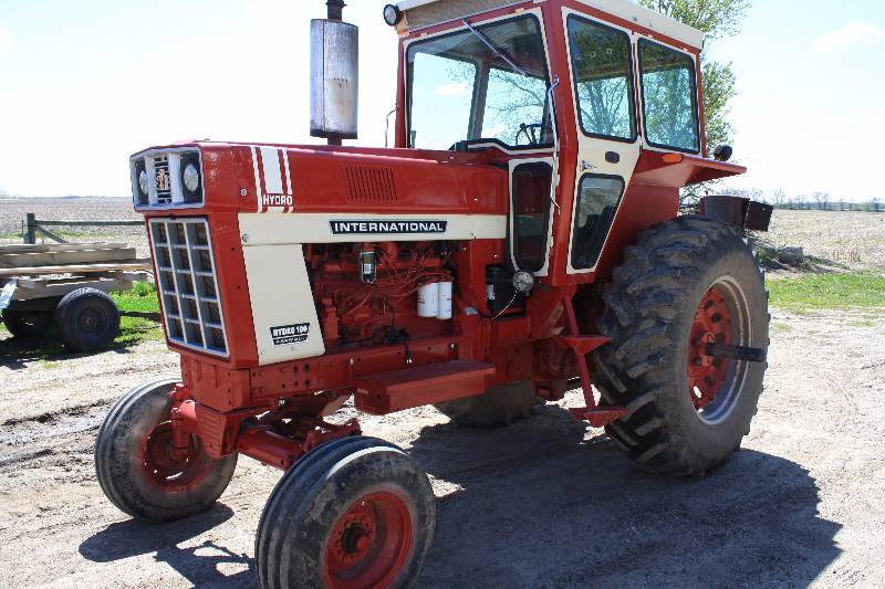 lot 1B image: International Hydro 100 Farmall Tractor 100HP