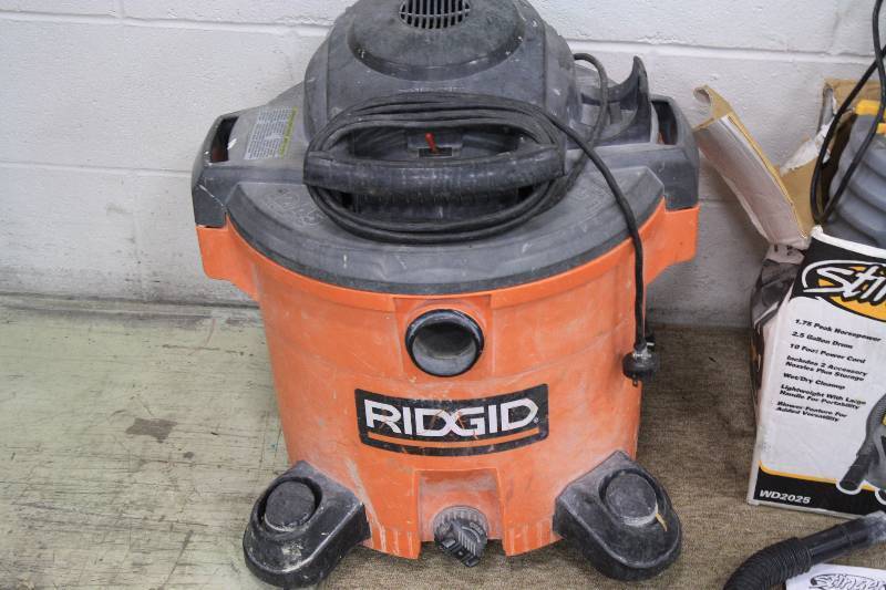 lot 220 image: Salvage Shop Vac Lot