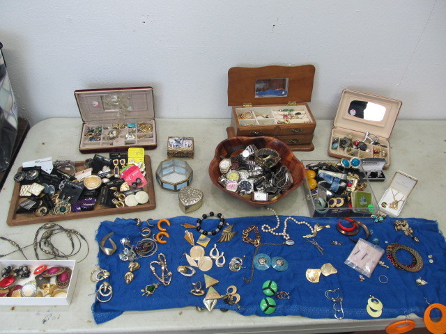 lot 35 image: Large Lot of Costume Jewelry Watches etc