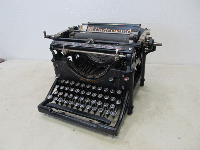 lot 53 image: Antique UNDERWOOD Typewriter