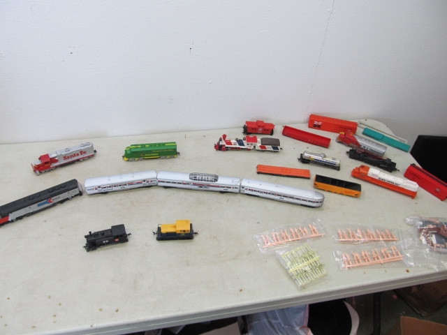 lot 72 image: Lot of HO Trains & Accessories