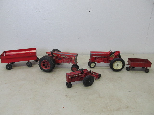 lot 78 image: 1950s-60s ERTL International Harvester Tractors wOriginal Trailers