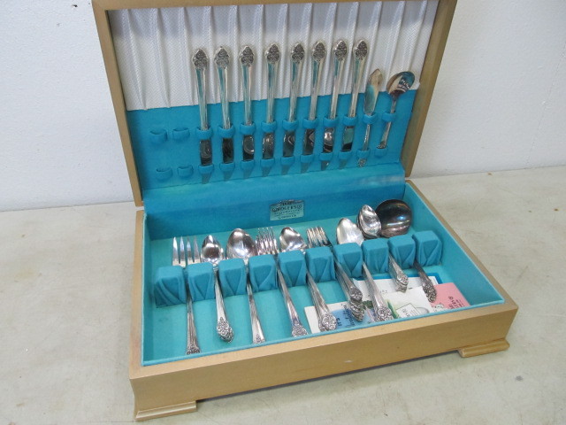 lot 80 image: Vintage Rogers Bros Flatware Set wOriginal Case