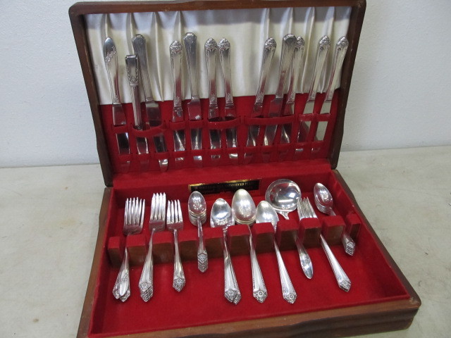 lot 81 image: Vintage Rogers Flatware Set wOriginal Case