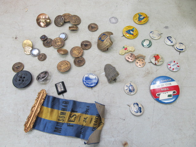 lot 9 image: Lot of OLD Buttons Badges Pins Coins etc