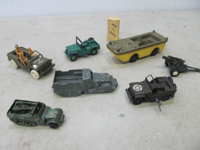 lot 19 image: Lot of Vintage Military Toys