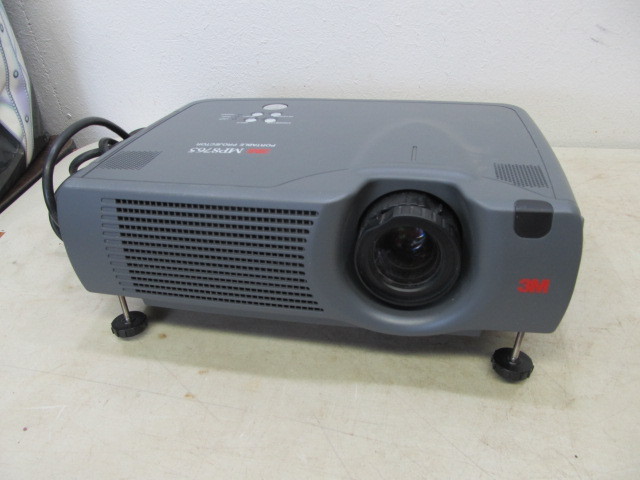 lot 3 image: Working 3M Model MP8765 Portable Projector