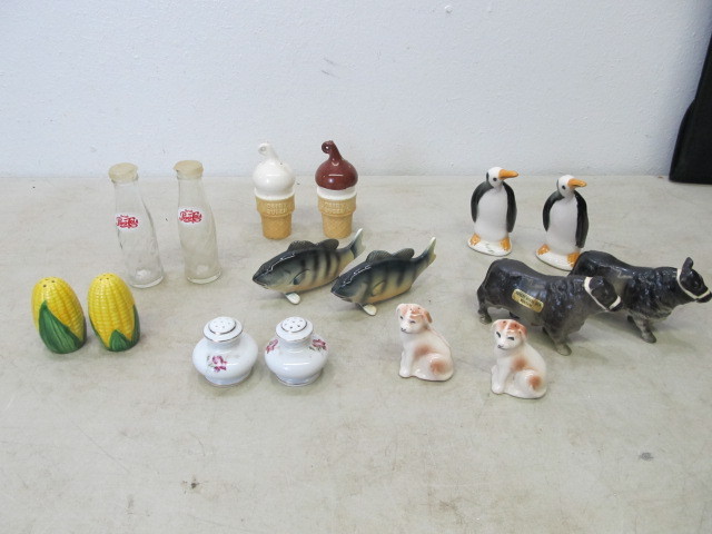 lot 23 image: Vintage Salt & Pepper Shakers