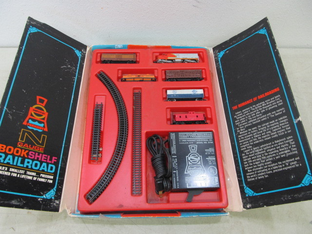 lot 88 image: 1960s Parkway Bookshelf Train Set wBox